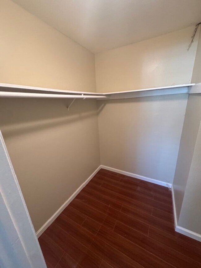 Building Photo - Long Beach 2 bed 1.5 Bath Condo - Pool, Laundry, & Parking included!