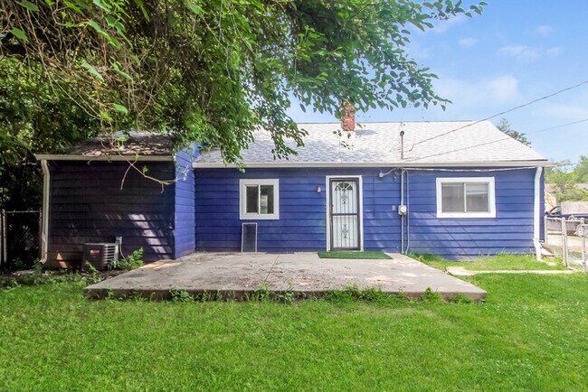 Building Photo - Fantastic 3bd/2ba home! Coming soon!