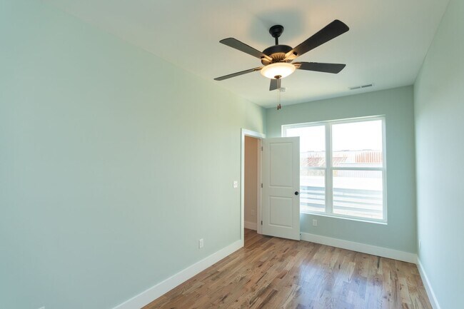 Building Photo - Modern 4 Bedroom Townhome in Southside Chattanooga