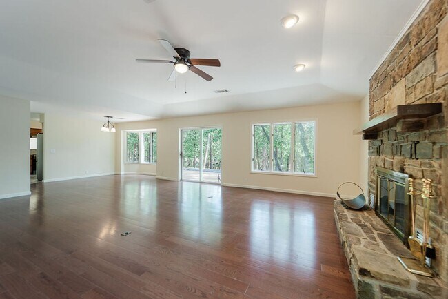 Building Photo - Charming 3 Bedroom, 2 Bathroom home! Call 501-922-9997 to set up a showing today!