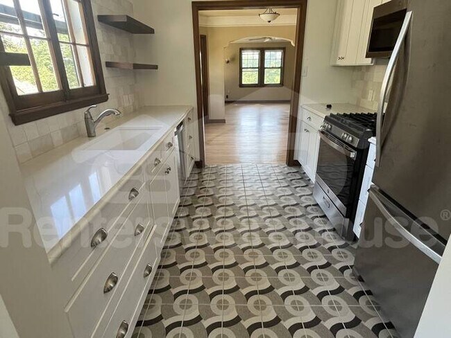 Building Photo - 2 Bed/1 Bath Upper Duplex in Minneapolis