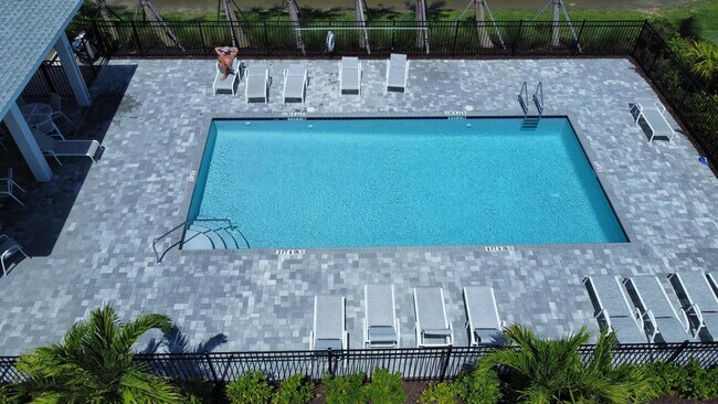 Building Photo - 560 Salisbury Cir