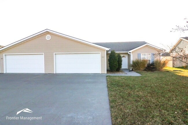 Primary Photo - Comfortable 3 bedroom 2 bathroom duplex lo...