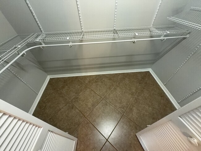 Building Photo - 2201 Grasmere Dr
