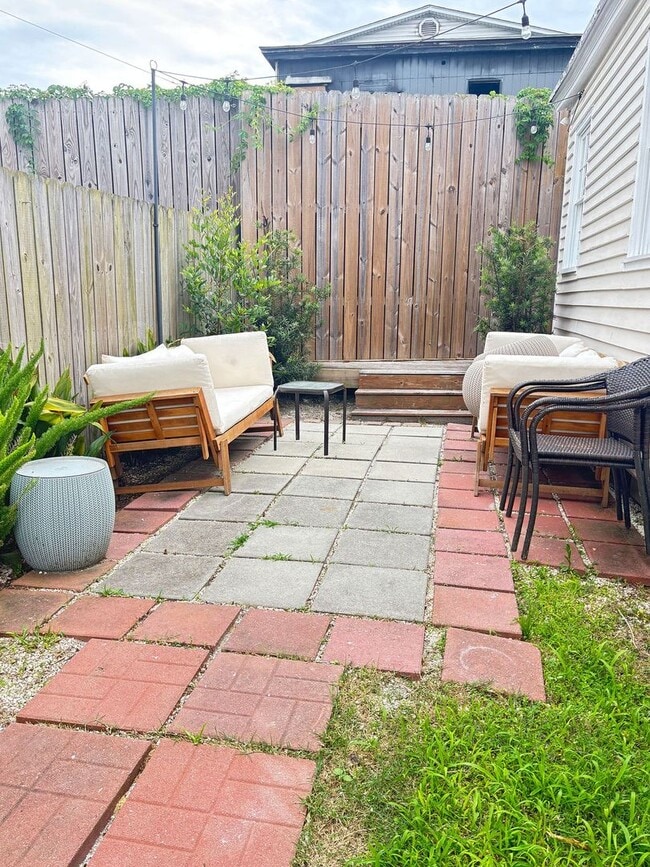 Building Photo - Available August 1st. Available FULLY FURNISHED 3 BR in the Heart of Downtown Charleston!