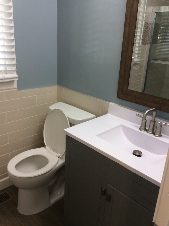Building Photo - 1096 Bristol Ct