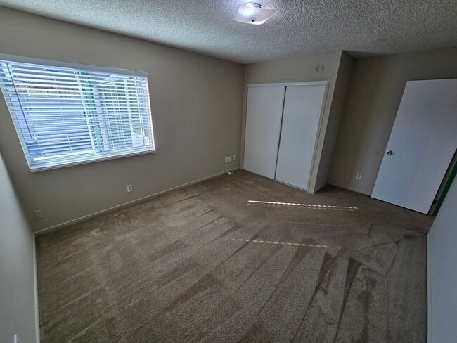 Building Photo - Spacious 3BR/2BA with Modern Upgrades, Lar...