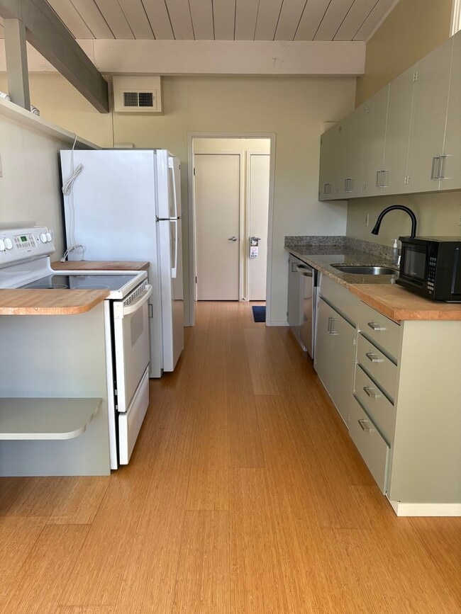 Building Photo - Lovingly Maintained 3 Bed, 2 Bath Home in the Circles