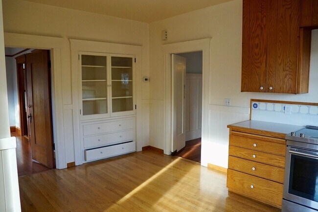 Building Photo - Charming Craftsman Style Home for Rent in ...