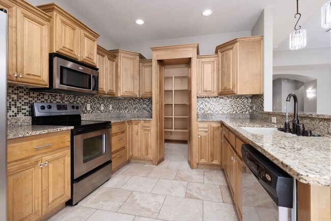 Building Photo - House in Gated Community with Views!