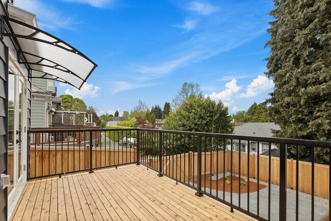 Building Photo - Gorgeous Remodeled West Seattle Craftsman w/ Air Conditioning