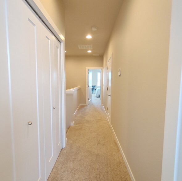 Building Photo - 17215 SW Goldcrest Ln