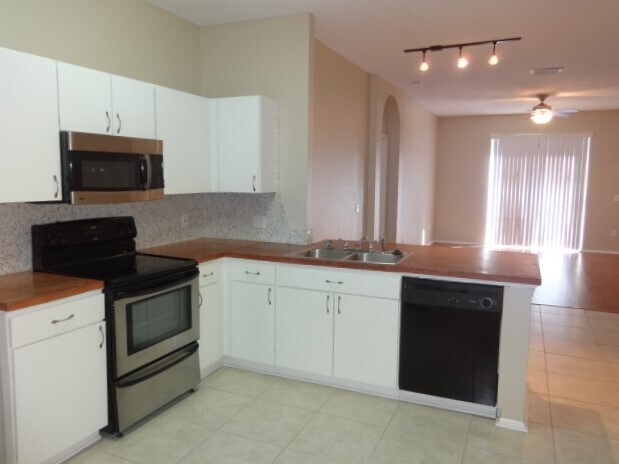 Building Photo - 523 Royal Ridge St