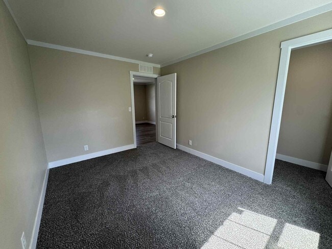 Building Photo - 48571 Lakeview Cir