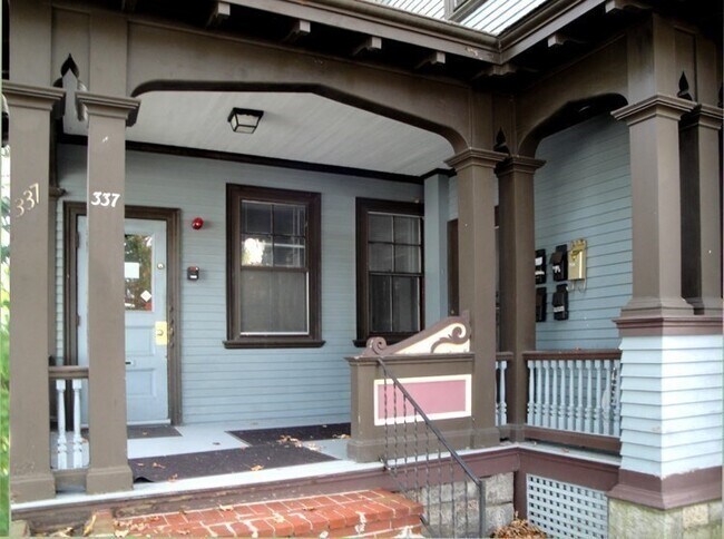 Building Photo - 587 Haverhill St