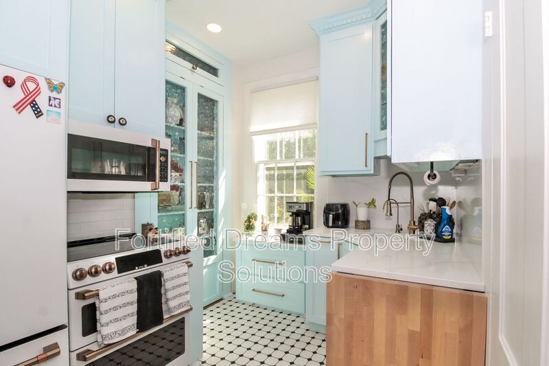 Building Photo - 205 S 5th Ave