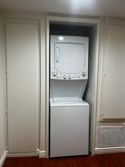 Building Photo - 5530 Owensmouth Ave