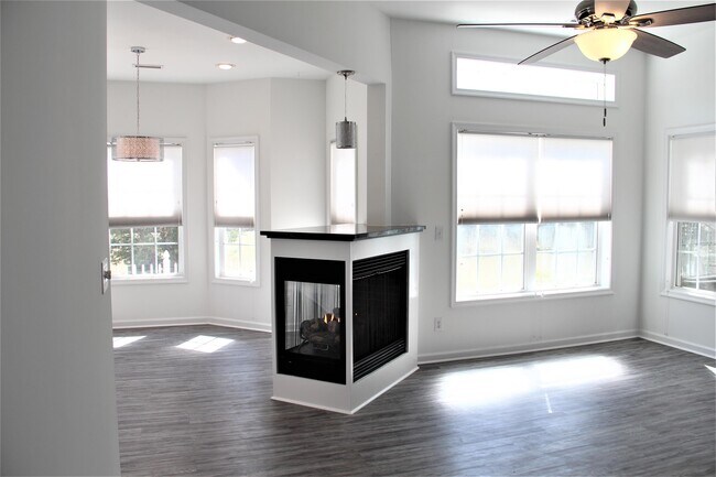 Building Photo - 205 Queenswood Blvd