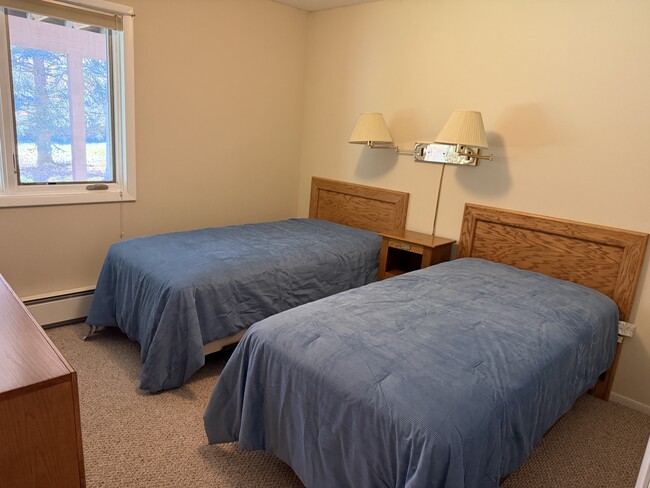 Building Photo - 2833 Kinnickinnick Rd