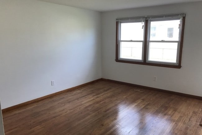 Nice and airy living room - 143 Franklin Rd