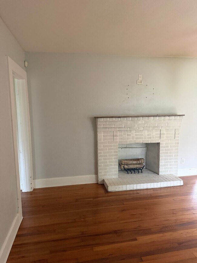 Building Photo - Beautiful 3 bedroom home with large backyard