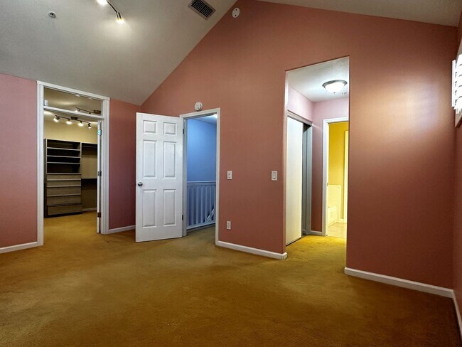 Building Photo - Gorgeous 3 bedroom, 2 and a half bathroom townhome in Hamilton Field for rent!