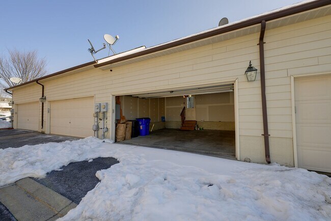 Building Photo - Luxury Living in the Villages of Urbana