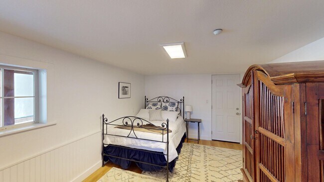 Building Photo - Downtown San Anselmo Updated 4x3 + aupair ...