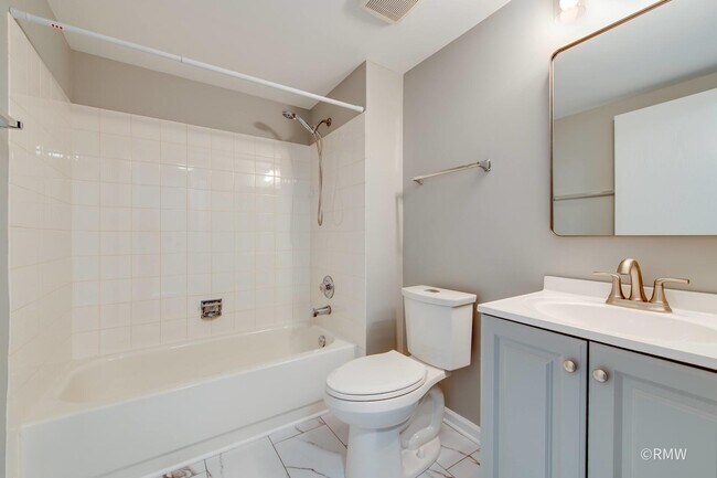 Building Photo - 460 Mayflower Ln