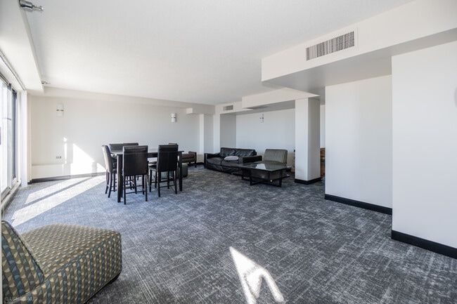 Building Photo - 1309 N Wells St