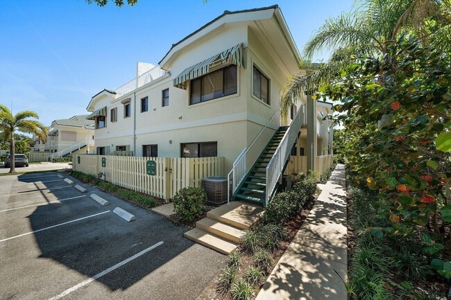 Building Photo - 860 Bella Vista Ct S