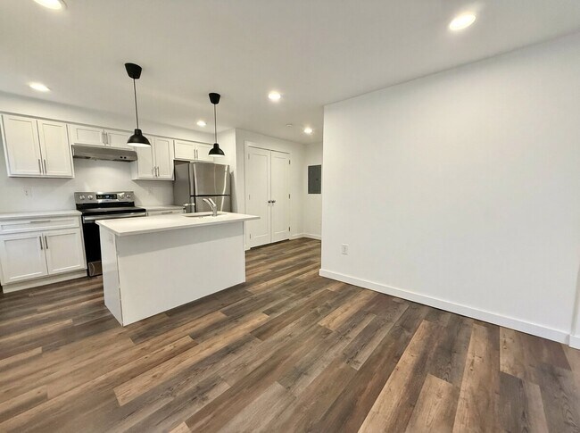 Building Photo - 451 Green Ln