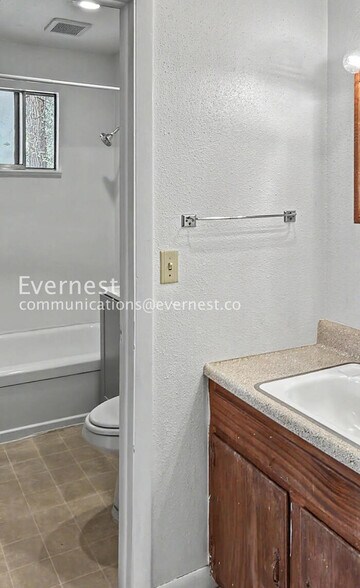 Building Photo - 1305 Burton Ct