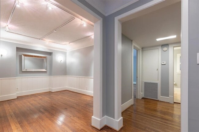 Building Photo - 2038 Bissonnet St