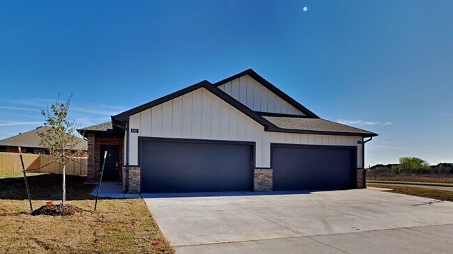 Building Photo - Luxury 3 Bedroom 2 Bathroom Townhome with 2 Car Garage in Piedmont Schools- Neighborhood Park/Bas...