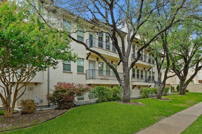 Building Photo - Luxury Highland Park Condo with gas and water