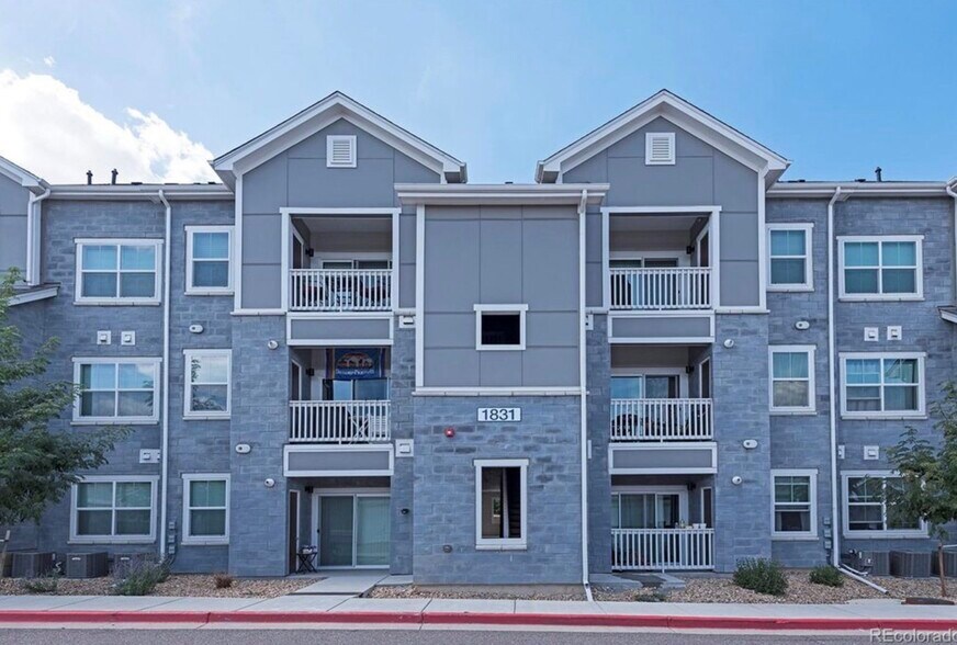 Building Photo - 1831 S Dunkirk St
