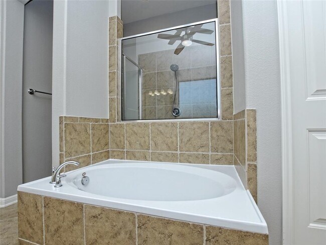Building Photo - 2508 Hilltop Divide Ln