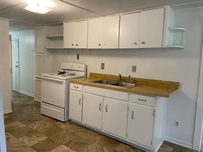 Building Photo - 2 bdrm singlewide with additions