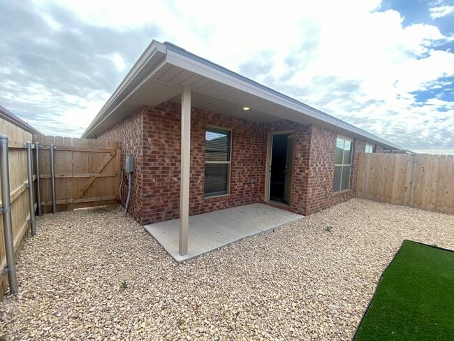 Building Photo - Introducing Your Dream Home: Spacious and Stunning 3 Bed, 2 Bath Haven Ready for You!