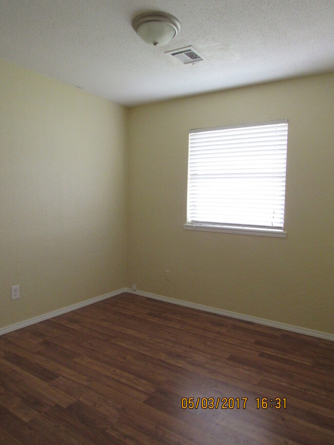 Building Photo - Very nice spacious home! No Carpet! Pet Fr...