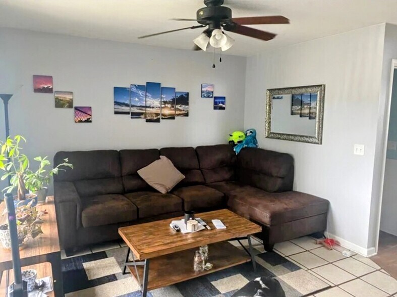 Living room - 1428 DOVE RUN DR