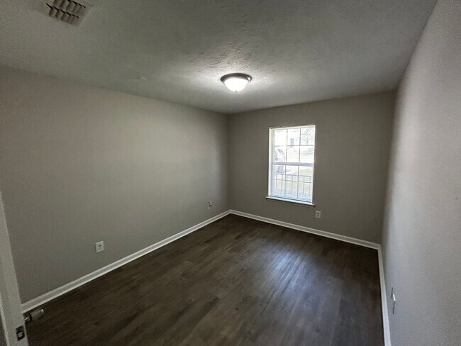 Building Photo - Nice ranch 3/2 with garage. Just renovated