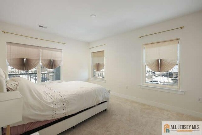 Building Photo - 421 Tavern Rd