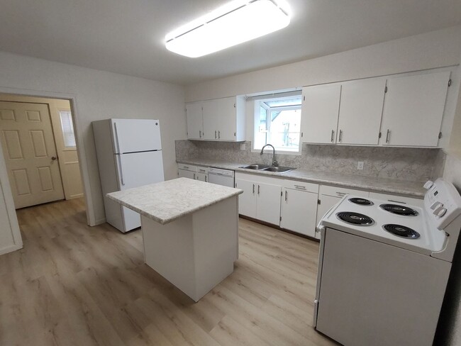 Building Photo - Newly Remodeled 2 Bedroom 1 Bath House