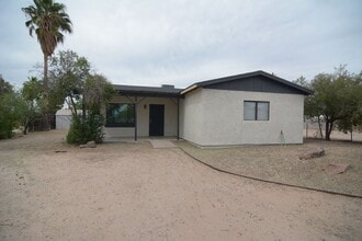 Building Photo - Remodeled 3 Bedroom 1 Bath Home! Central T...