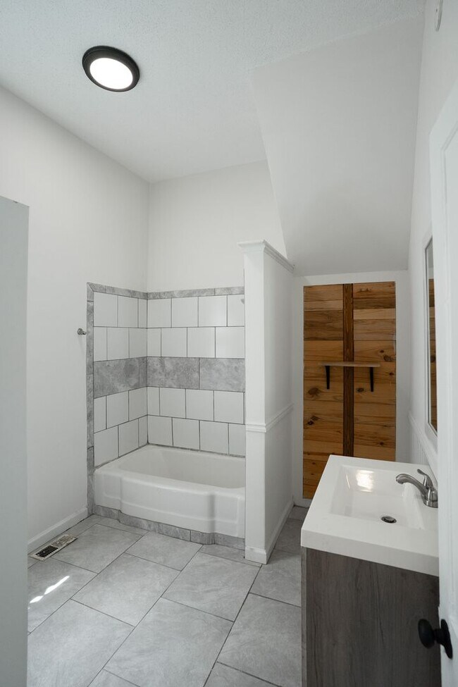 Building Photo - 410 3rd St