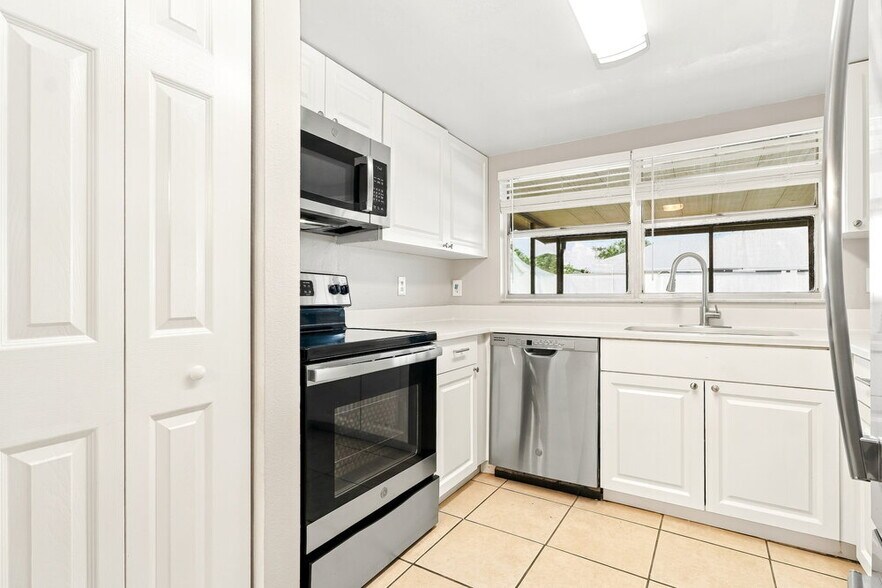 Building Photo - 948 16th Ln