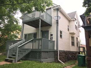 Building Photo - AVAILABLE SEPTEMBER 1st - 1 Bed 1 Bath Efficiency Apt across from Portland Square Park