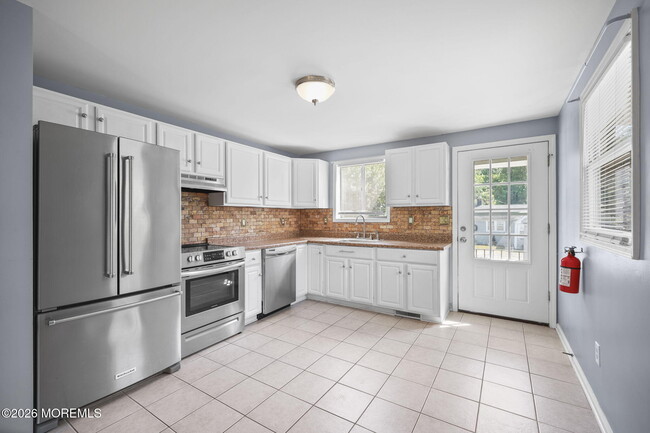 Building Photo - 804 Nutswamp Rd